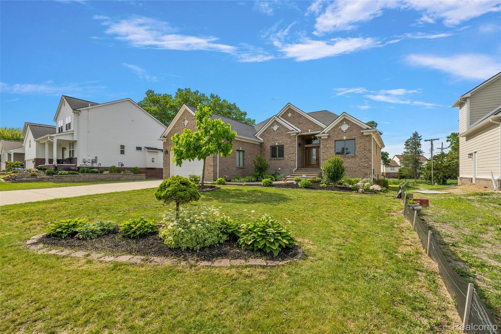 1820 Crimson Ridge Drive, Commerce charter township