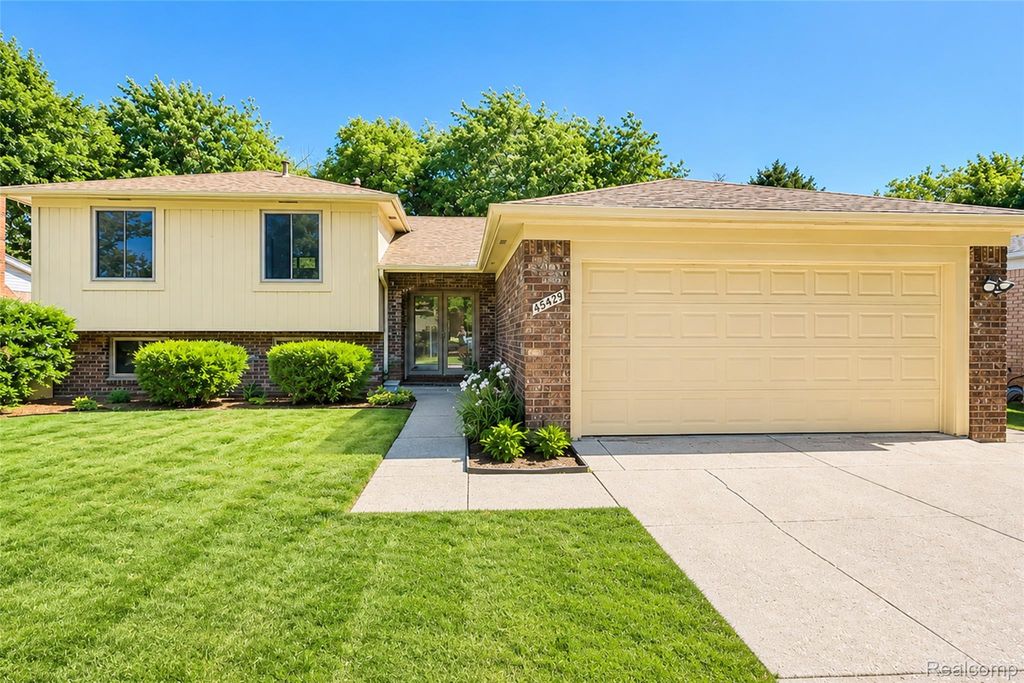 45429 Brunswick Drive, Canton charter township