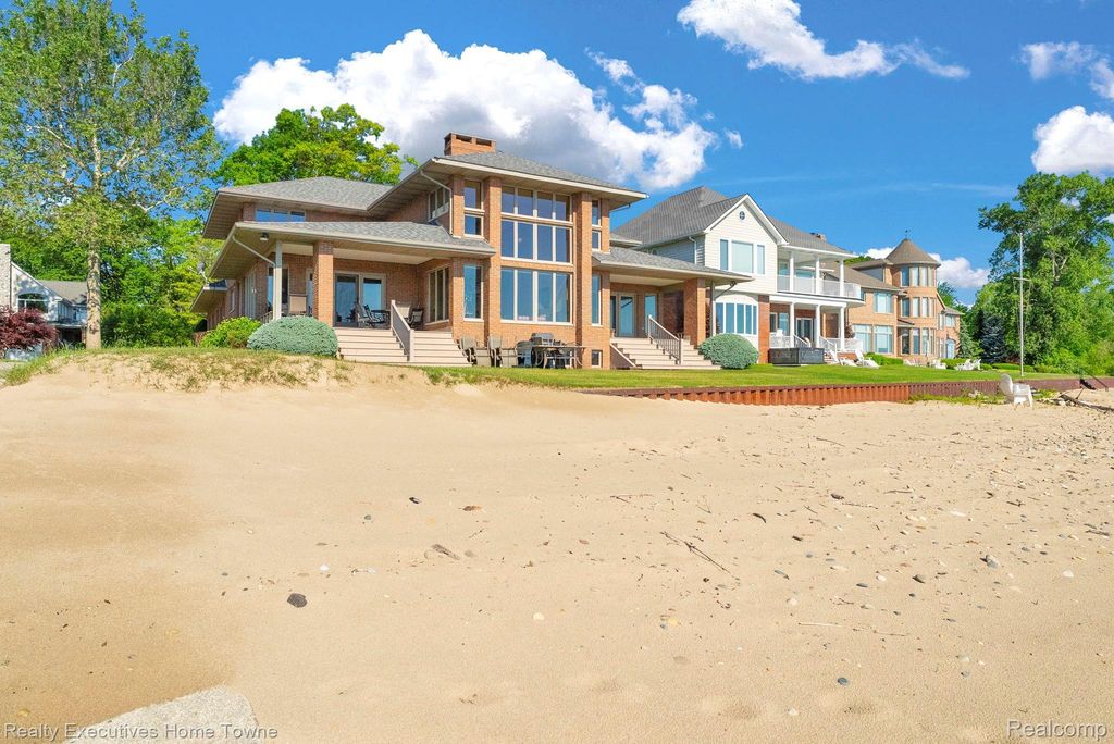 2975 Sandy Oaks Lane, Fort Gratiot charter township