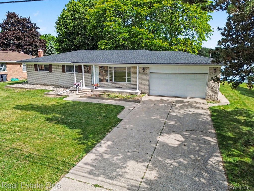 1347 E Square Lake Road, Troy city
