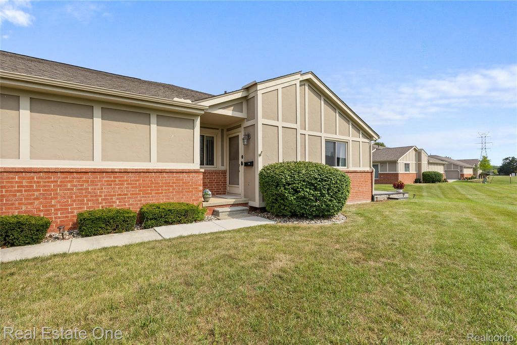 18515 Brookside Lane 16, Clinton Township