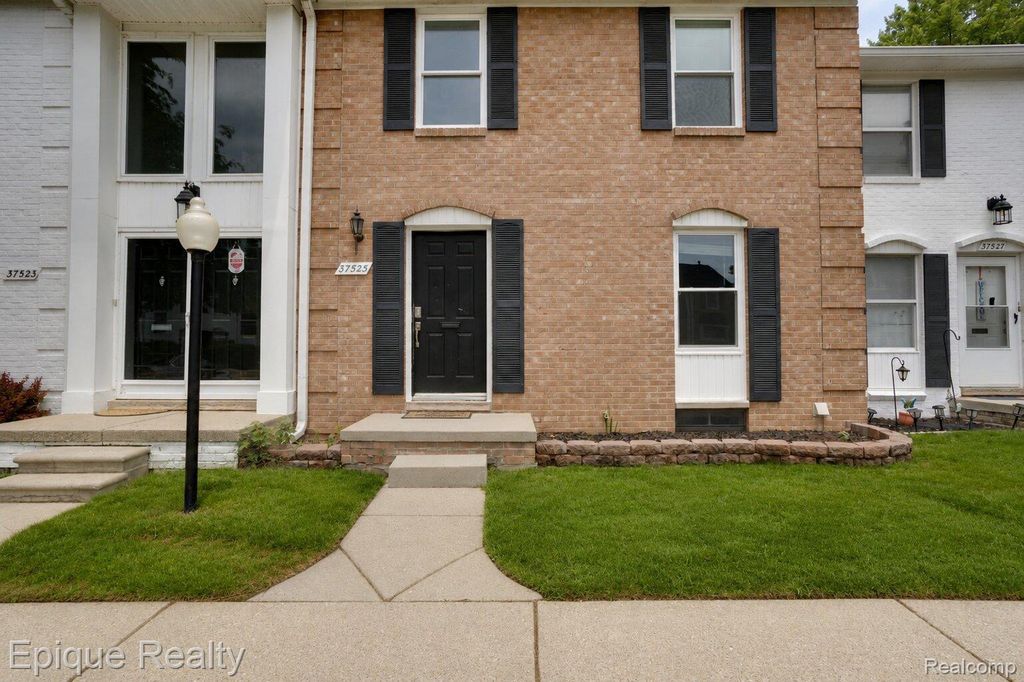 37525 Charter Oaks Boulevard, Clinton Township