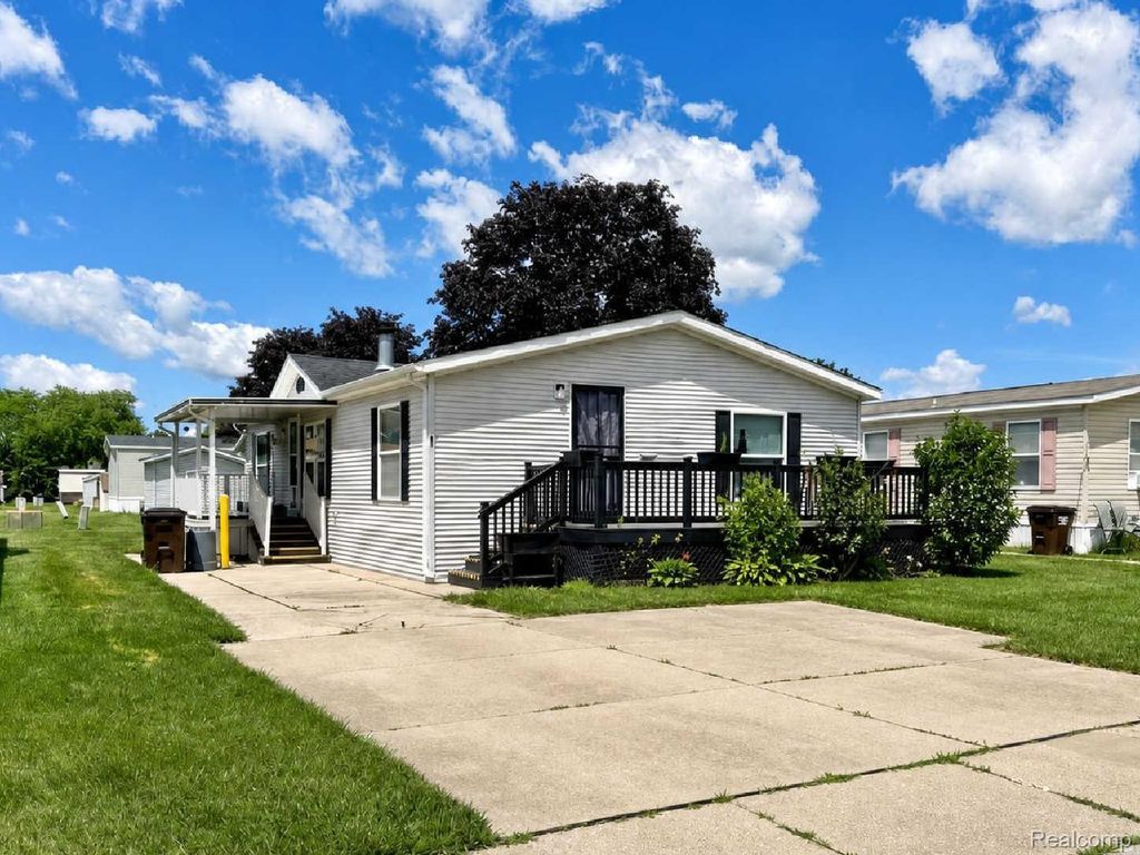 90 Menlo Park Drive, Sumpter township