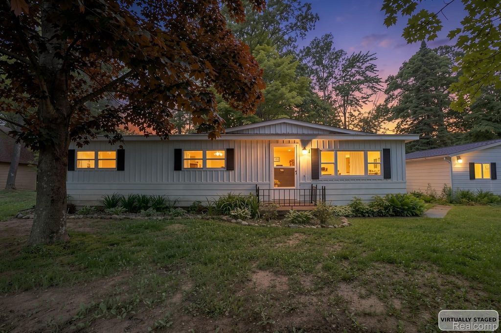 3410 Algonquin Trail, Curtis township