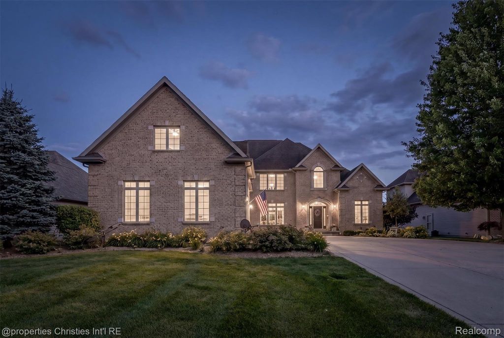 595 Ridge Point Drive, Dundee village