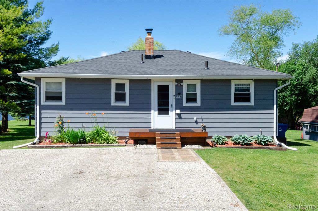337 Lansing Drive, Waterford charter township