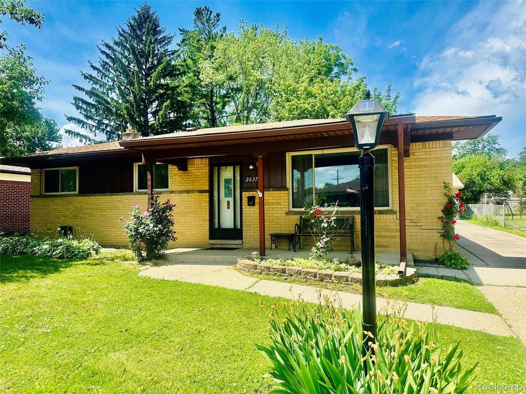 26373 Curie Avenue, Warren city