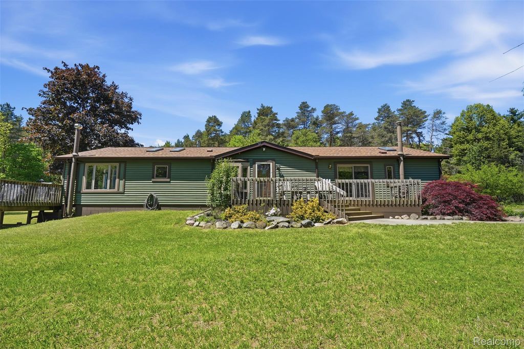 3167 Roods Lake Road, Mayfield township