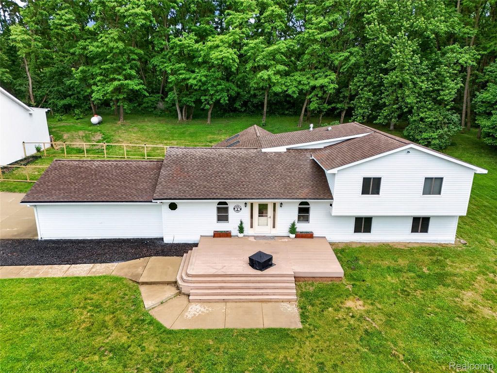 8655 Joey Drive, Putnam township