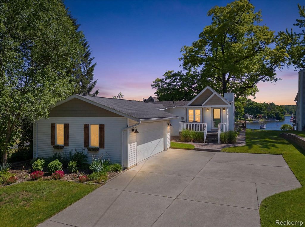 10470 King Road, Springfield charter township
