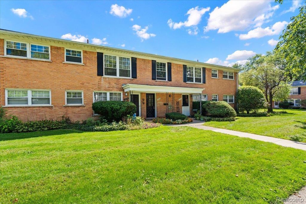 3220 Shenandoah Drive 11, Royal Oak