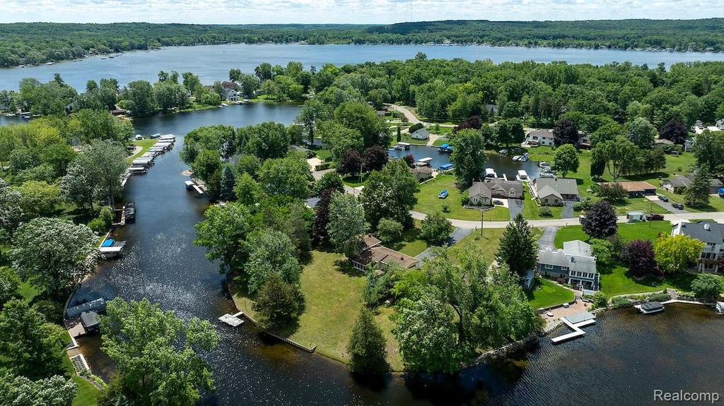 1165 Camelot Drive, Putnam township