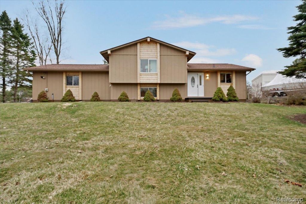 1365 Thistleridge, Holly township