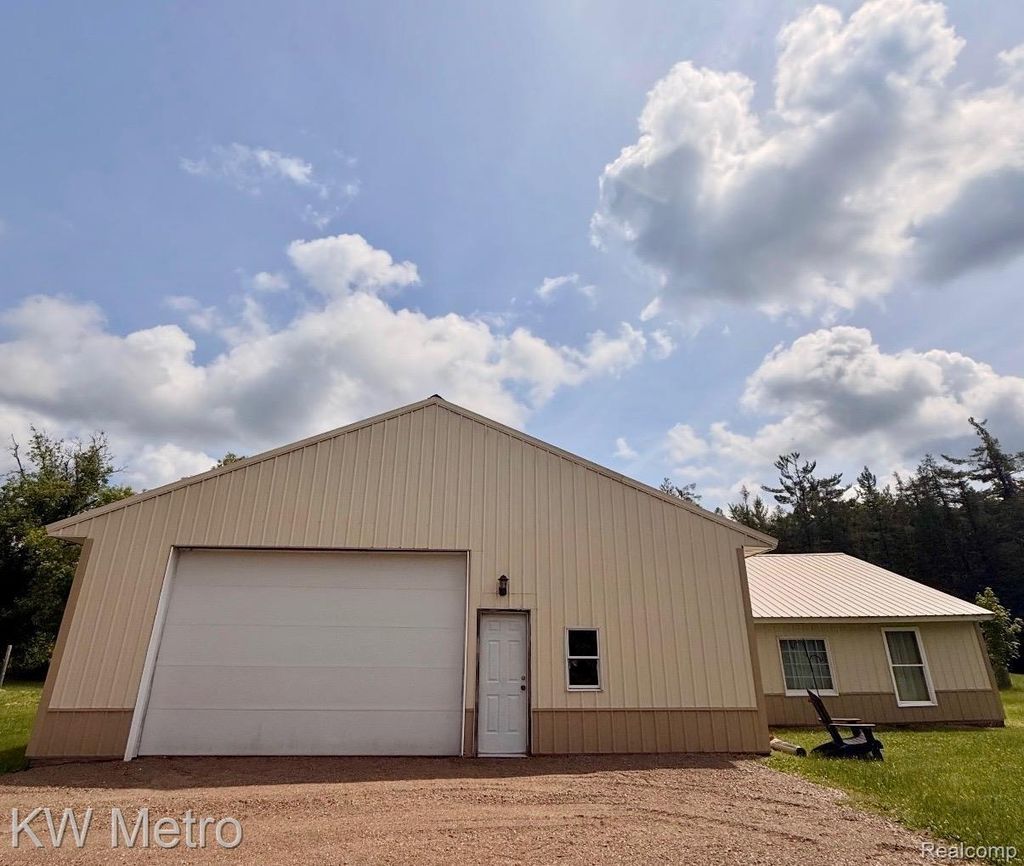 5749 Schultz Road, Tuscarora township