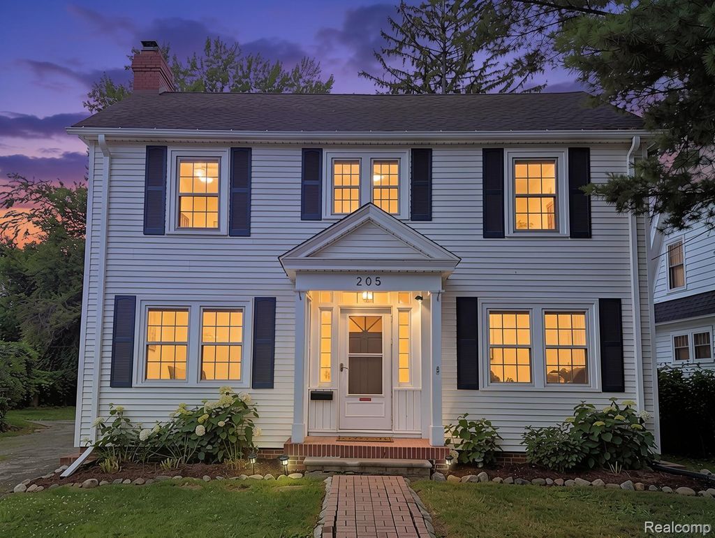 205 E Iroquois Road, Pontiac