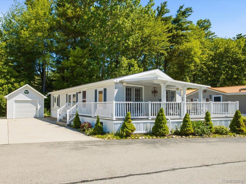 2545 Lakeshore Road, Applegate village