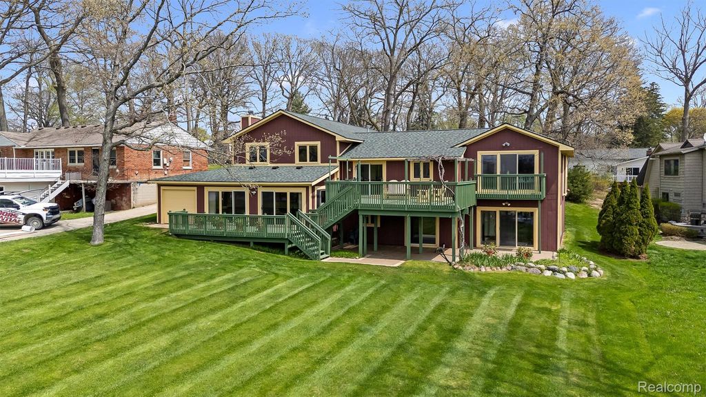 2745 Lari Court, West Bloomfield charter township