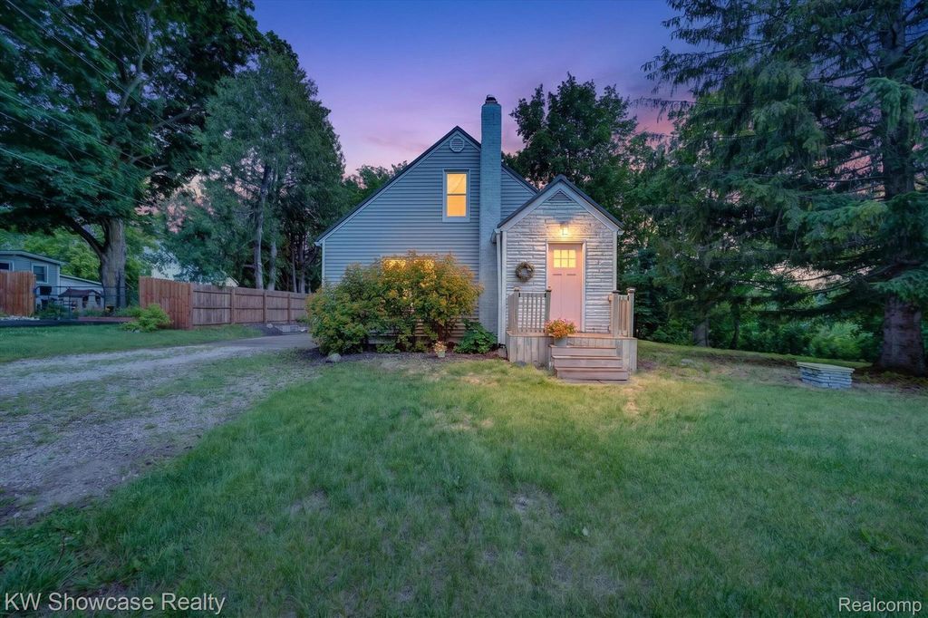 407 Broadway, Springfield charter township