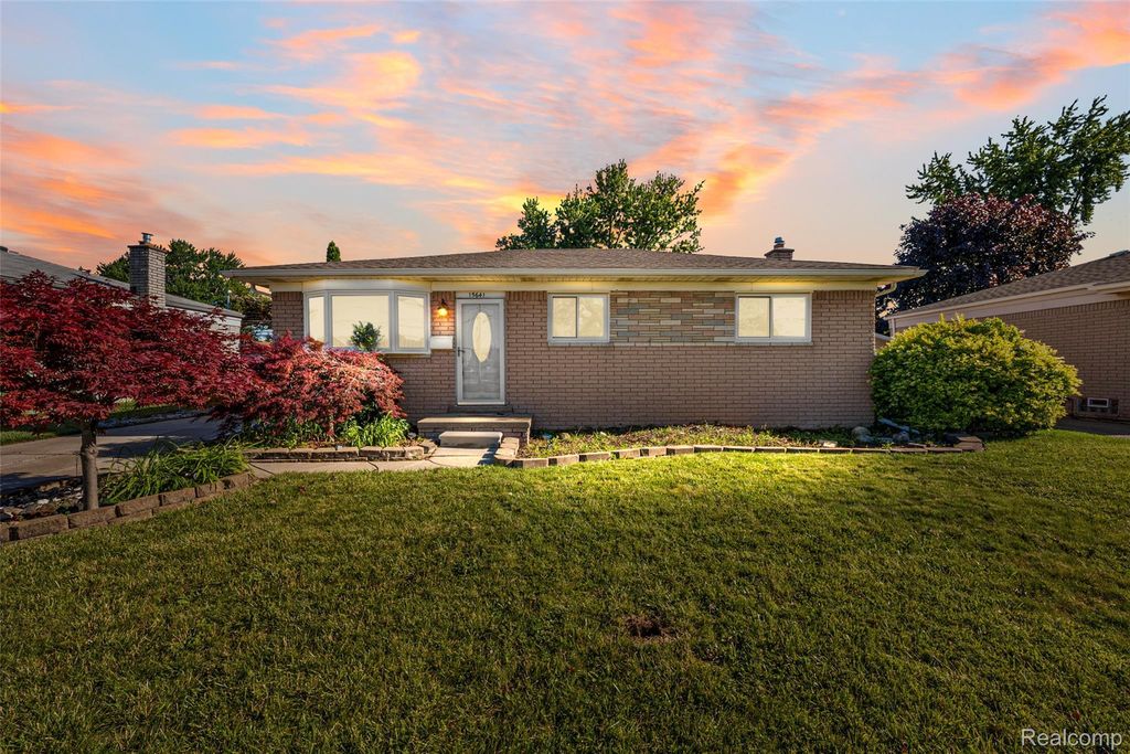 15641 Common Road, Roseville city