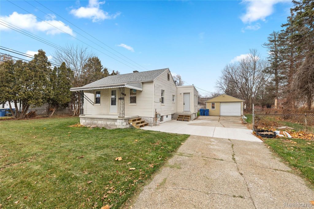 21118 Wellington Avenue E, Warren city