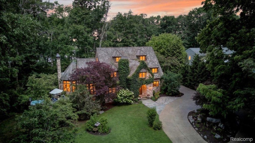 29498 E River Road, Grosse Ile township