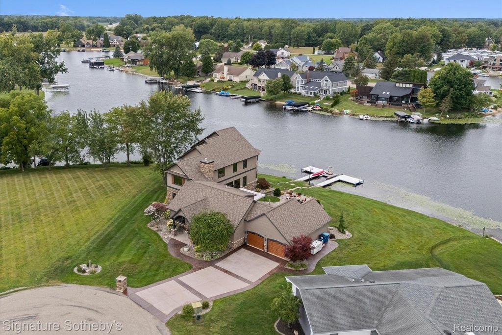 728 Blackfoot Court, Kinderhook township