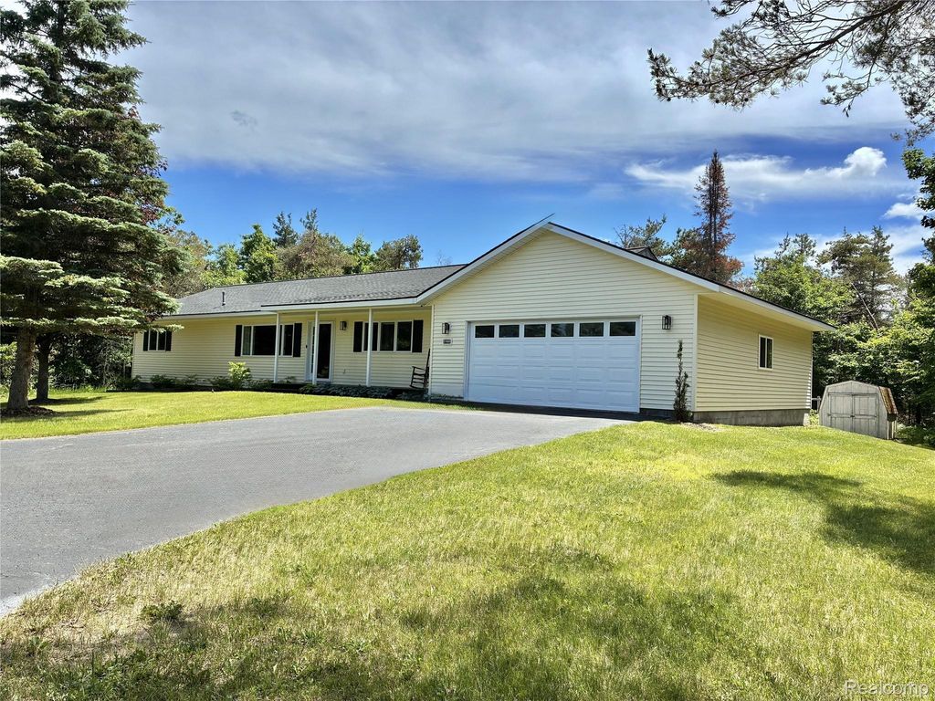 2168 Orchard Beach Road, Benton township