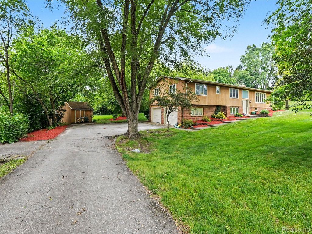 8614 Meadowland Court, York charter township