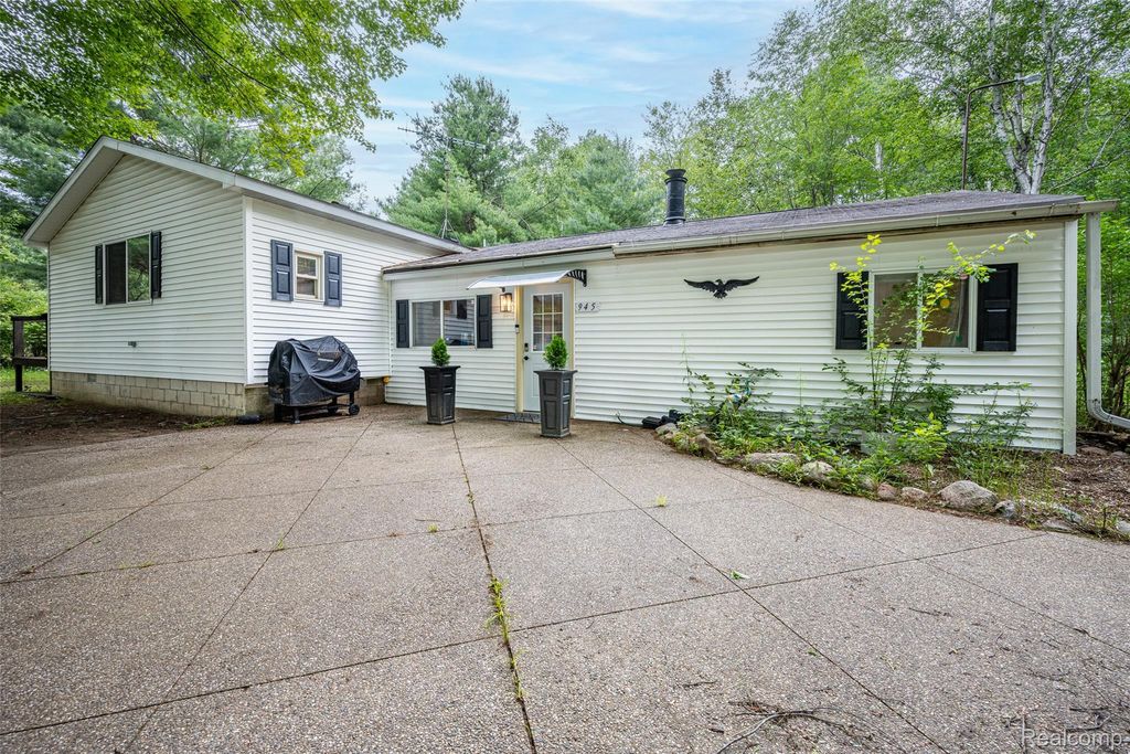 945 N Hockaday Road, Gladwin