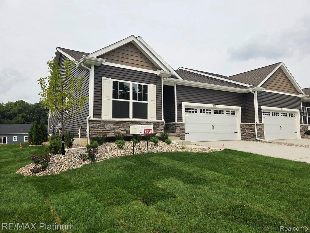 856 Oakwood Circle 44, Fenton city