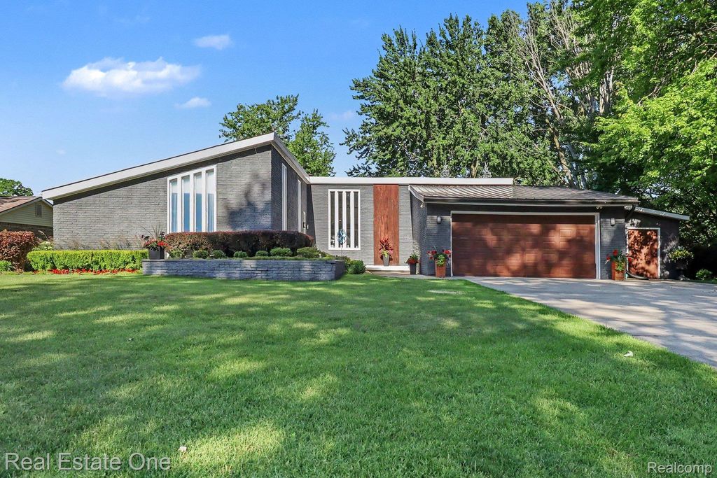 310 Pine Tree Rd Road, Orion charter township