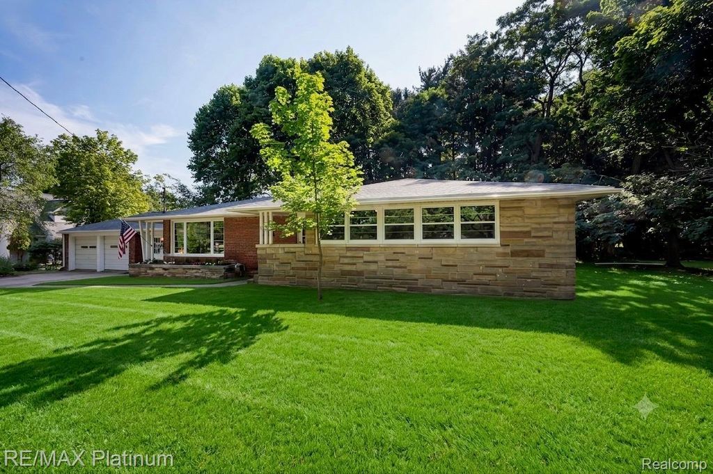 640 N Adelaide Street, Fenton city