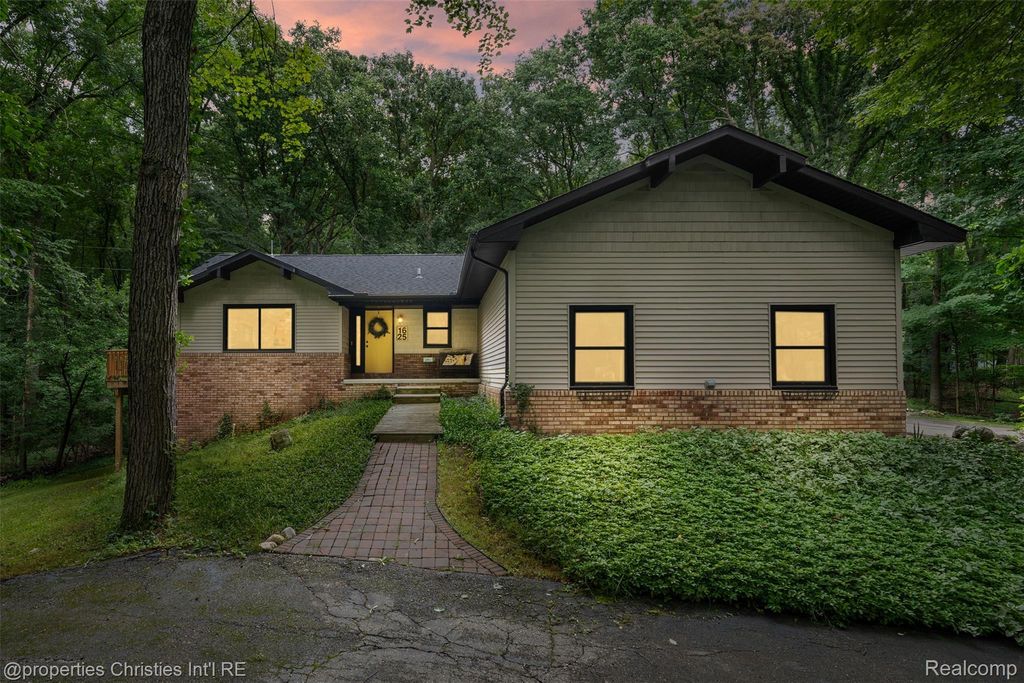 1625 Perry Lake Road, Brandon charter township