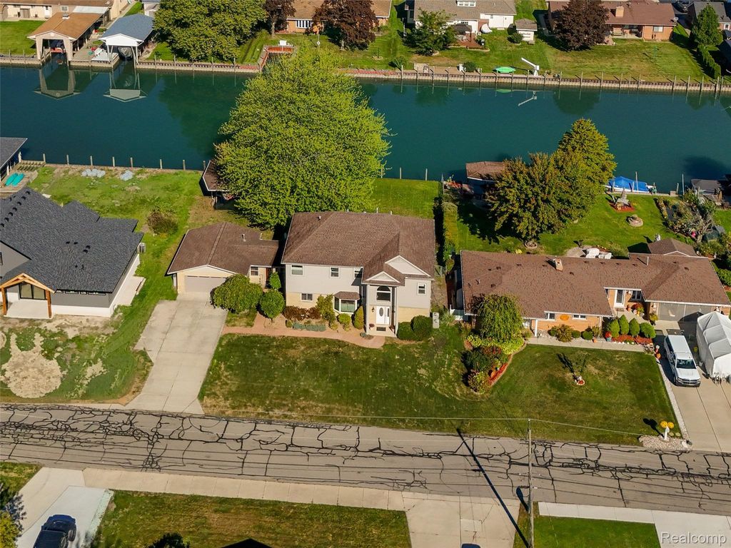 7214 Cardinal Street, Clay township