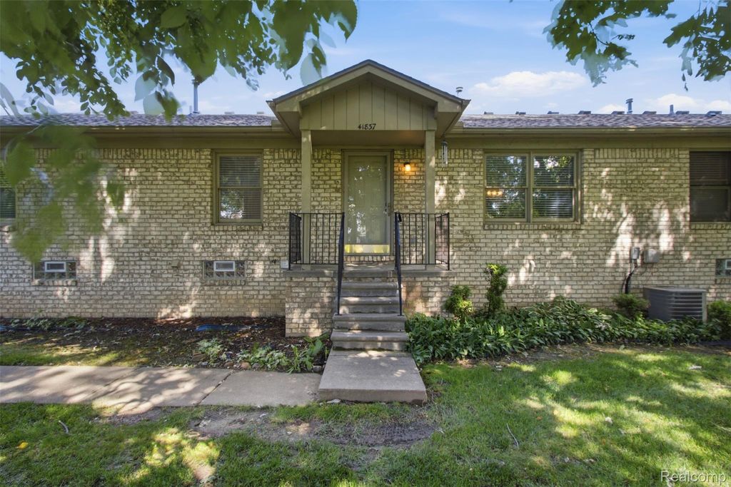 41837 King Edward Court, Clinton Township