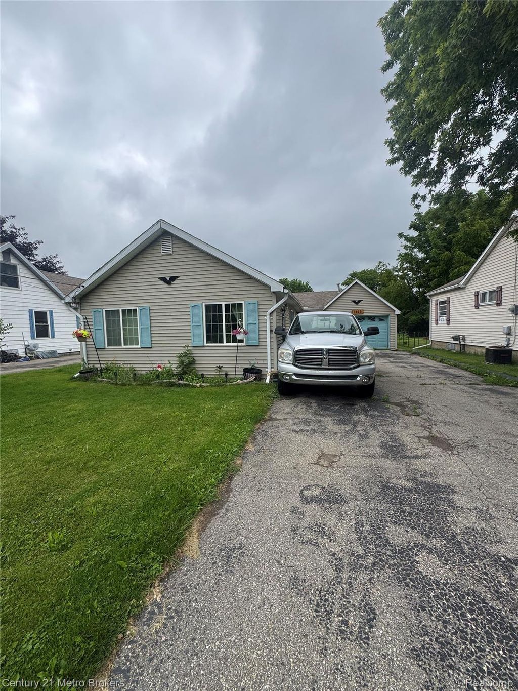 1128 W Parkwood Avenue, Flint charter township