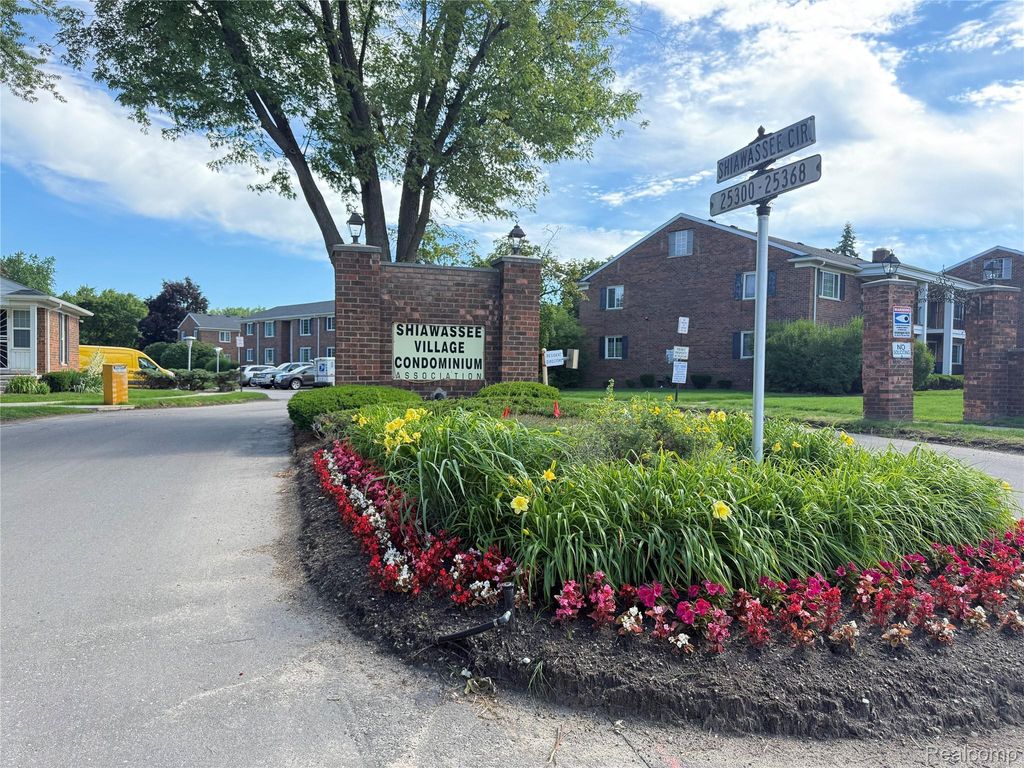 25354 Shiawassee Circle 28596, Southfield