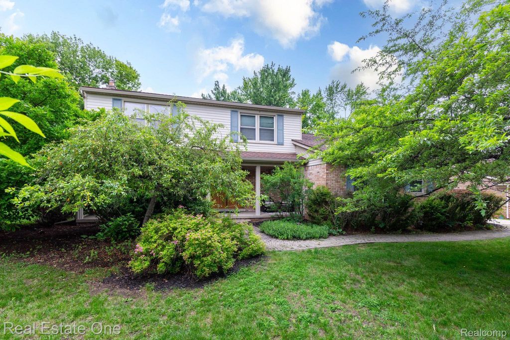 6011 Walker Drive, Troy city