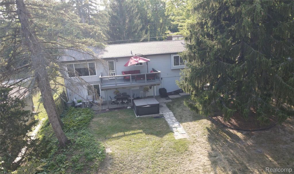 15471 Whitaker Road, Fenton charter township