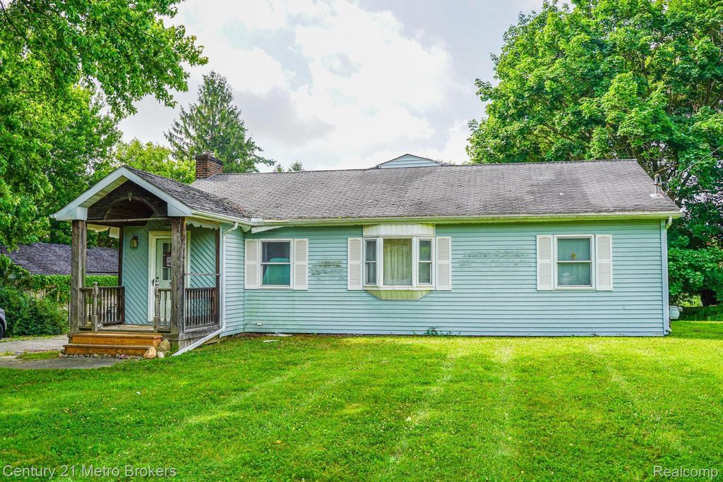 8294 Davison Road, Davison township