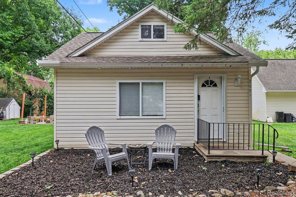 3691 Woodview Avenue, West Bloomfield charter township