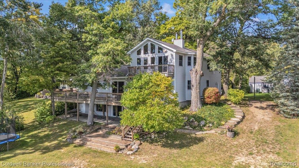 1325 Elkhorn Lake Road, Lake Orion