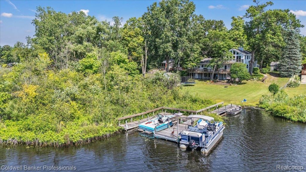 1325 Elkhorn Lake Road, Orion charter township