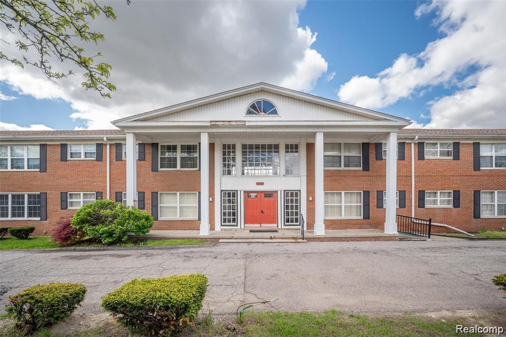25301 Five Mile 130, Redford