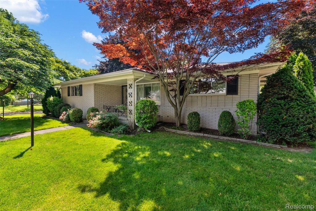 17048 Harbor Hill Drive, Clinton charter township