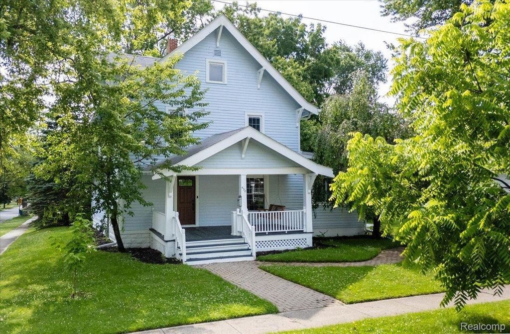 438 N Bailey Street, Romeo village