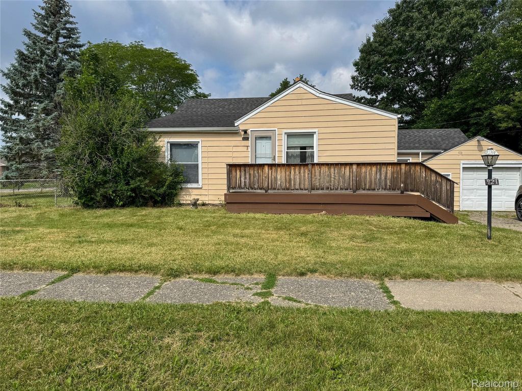 921 Venoy, Garden City city