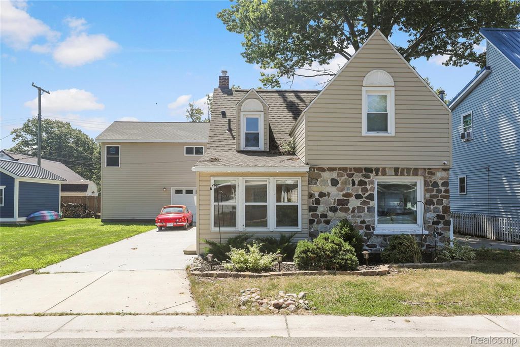 3051 Elmwood Drive, Fort Gratiot charter township
