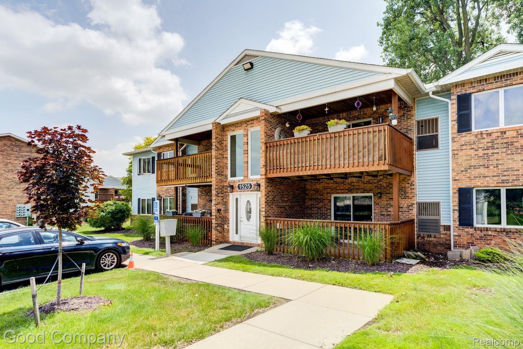 1525 Harbour Court 73, Trenton