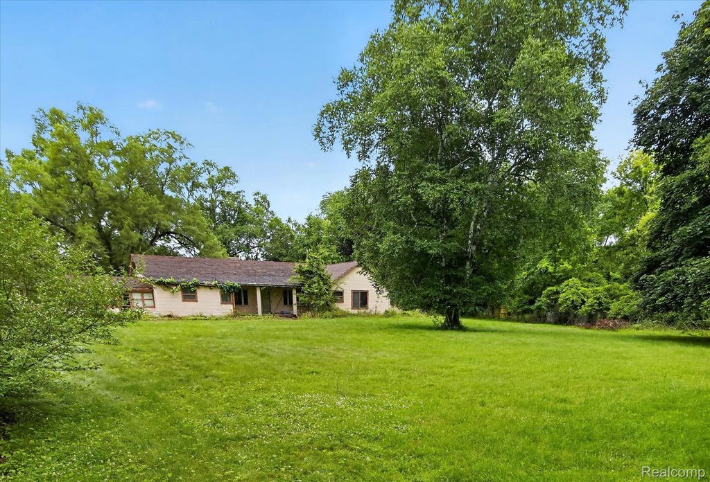 27483 Pontiac Trail, Lyon charter township